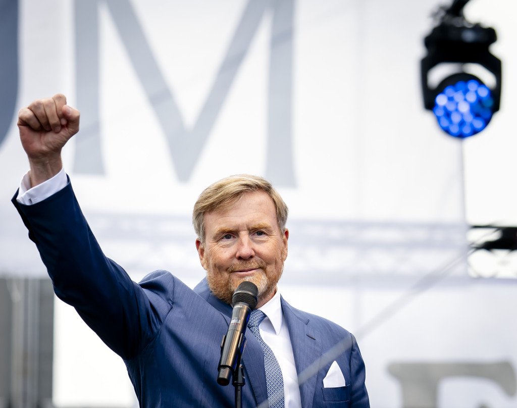 Koning Willem-Alexander sluit Koningsdagviering in Dokkum af.