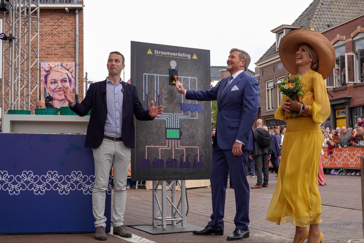 Koning Willem-Alexander sluit Koningsdagviering in Dokkum af.