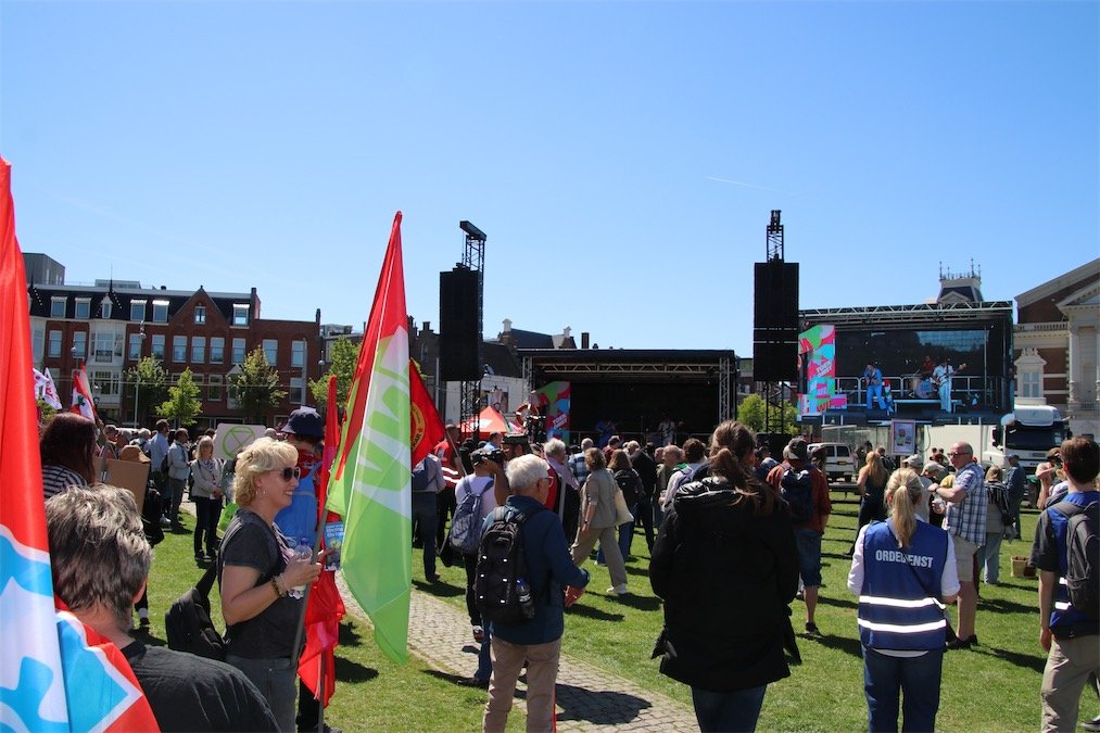 Duizenden mensen op de been tijdens 1 mei-demonstratie in Amsterdam