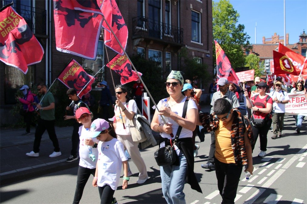 Duizenden mensen op de been tijdens 1 mei-demonstratie in Amsterdam
