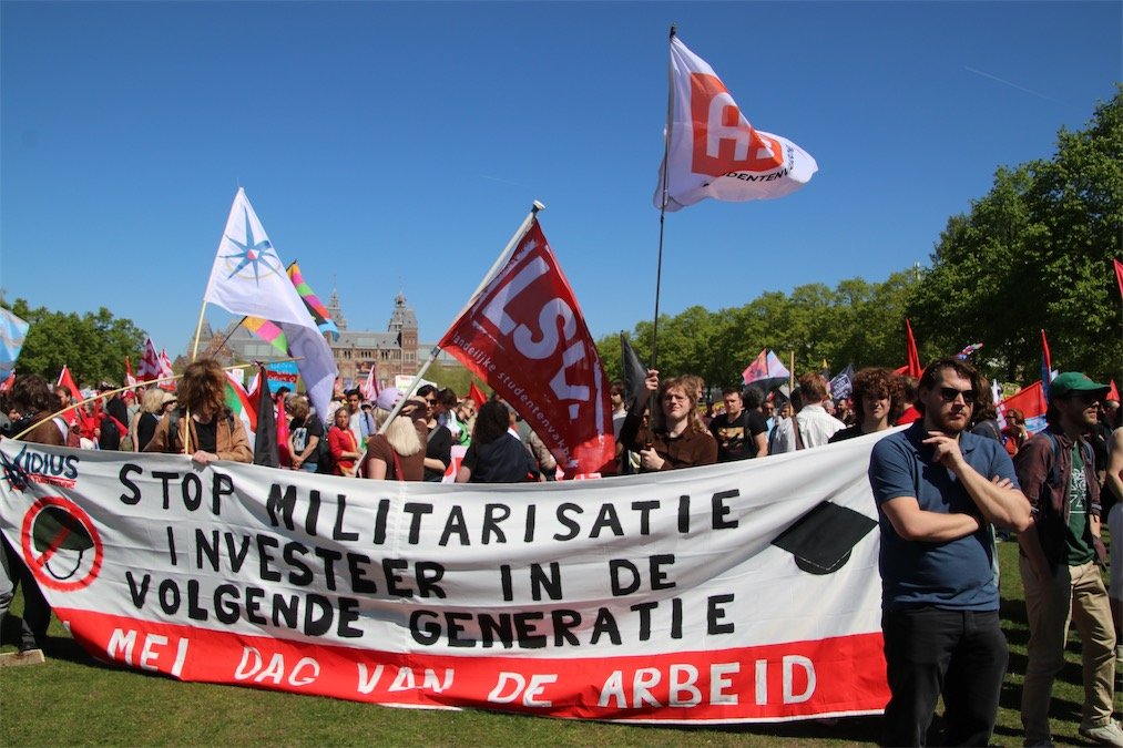Duizenden mensen op de been tijdens 1 mei-demonstratie in Amsterdam