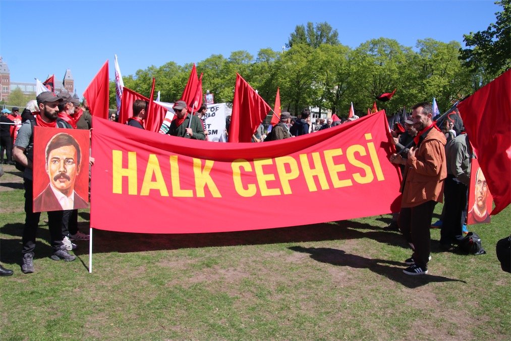 Duizenden mensen op de been tijdens 1 mei-demonstratie in Amsterdam