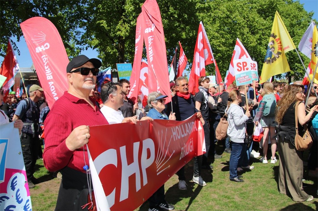 Duizenden mensen op de been tijdens 1 mei-demonstratie in Amsterdam