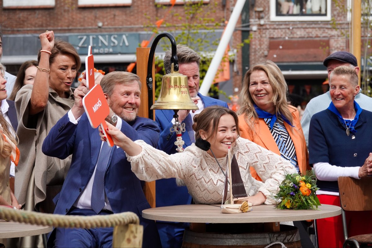 Koning Willem-Alexander sluit Koningsdagviering in Dokkum af.