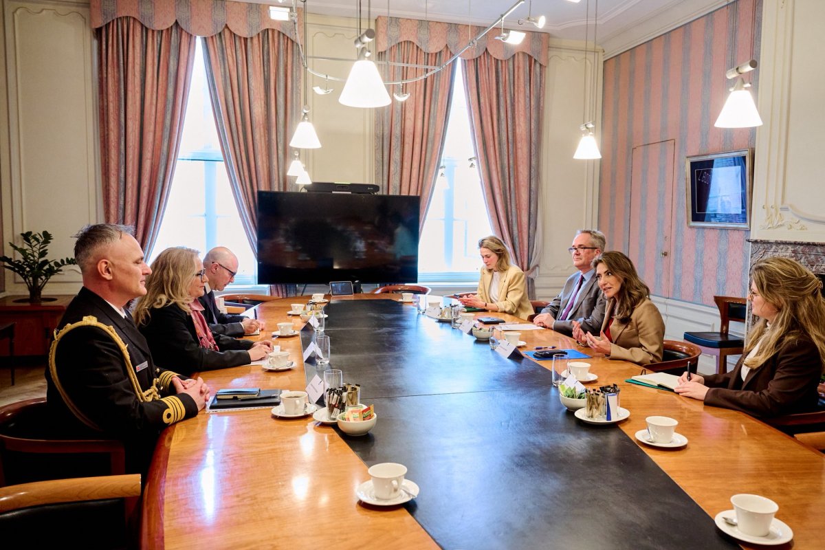 Nederlandse minister van Defensie spreekt met Turkse ambassadeur voorafgaand aan NAVO-top