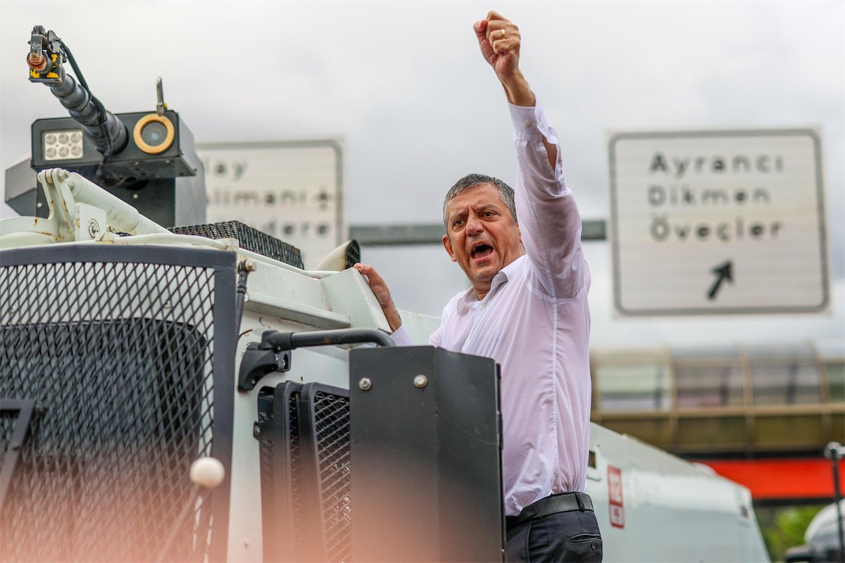 Politie valt hoofdkantoor van Turkse oppositiepartij CHP binnen