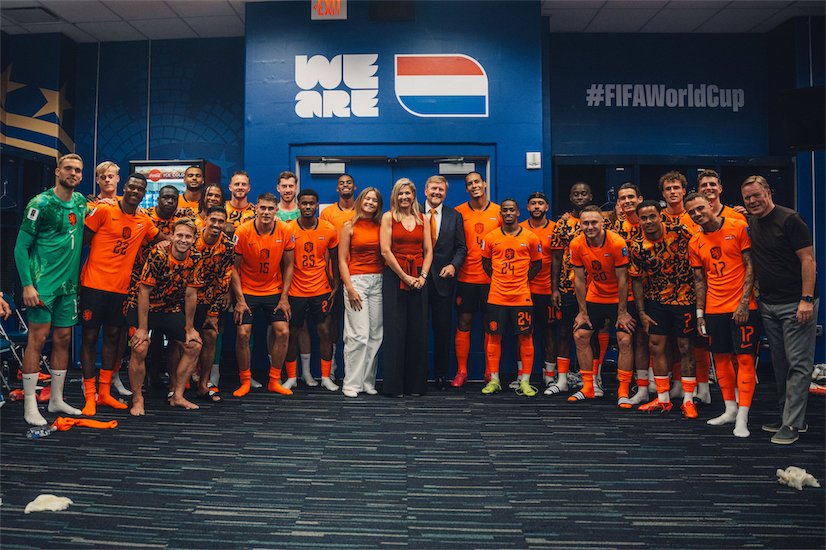 Koninklijk bezoek op het WK: Willem-Alexander viert mee met de spelers