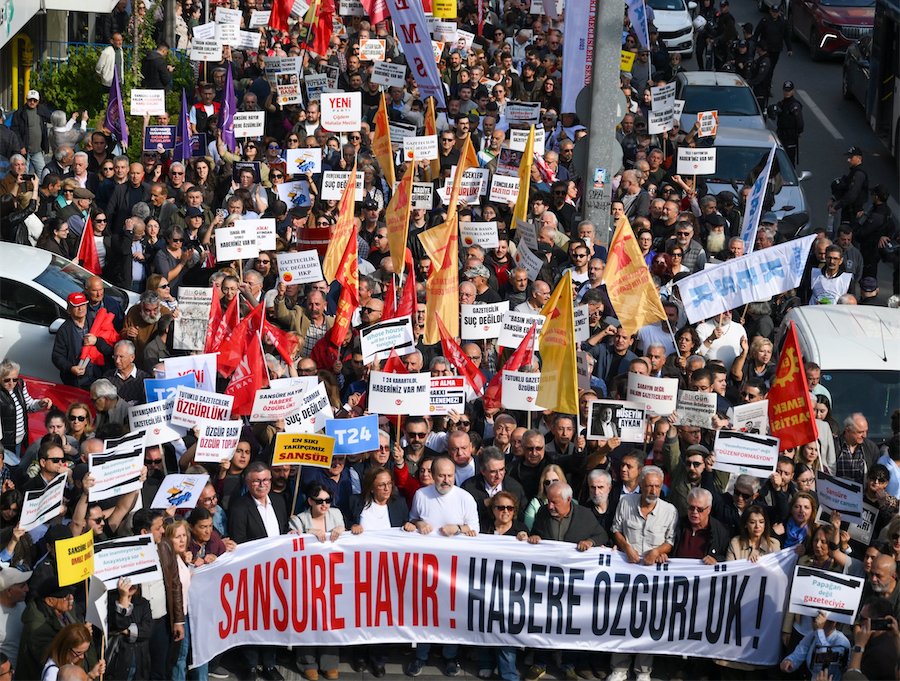 Journalisten demonstreren in tien Turkse steden tegen censuur en druk op de pers