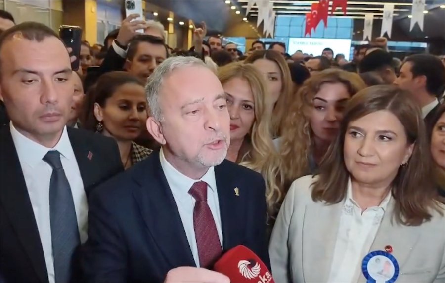 Nationalistische overwinning bij de Orde van Advocaten in Istanbul, Turkije: viering met Grijze Wolven-groet