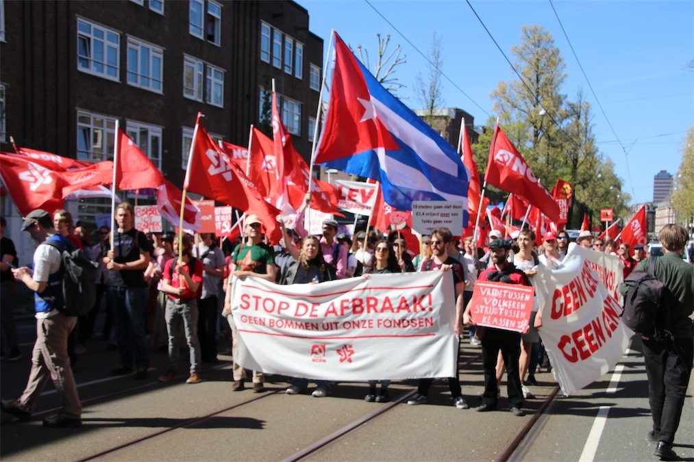 Duizenden mensen op de been tijdens 1 mei-demonstratie in Amsterdam