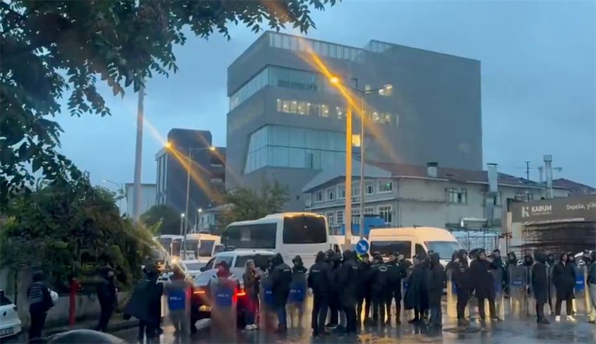 Politie-inval bij oppositiezender Halk TV in Turkije: Uitzendingen stilgelegd, persvrijheid onder druk