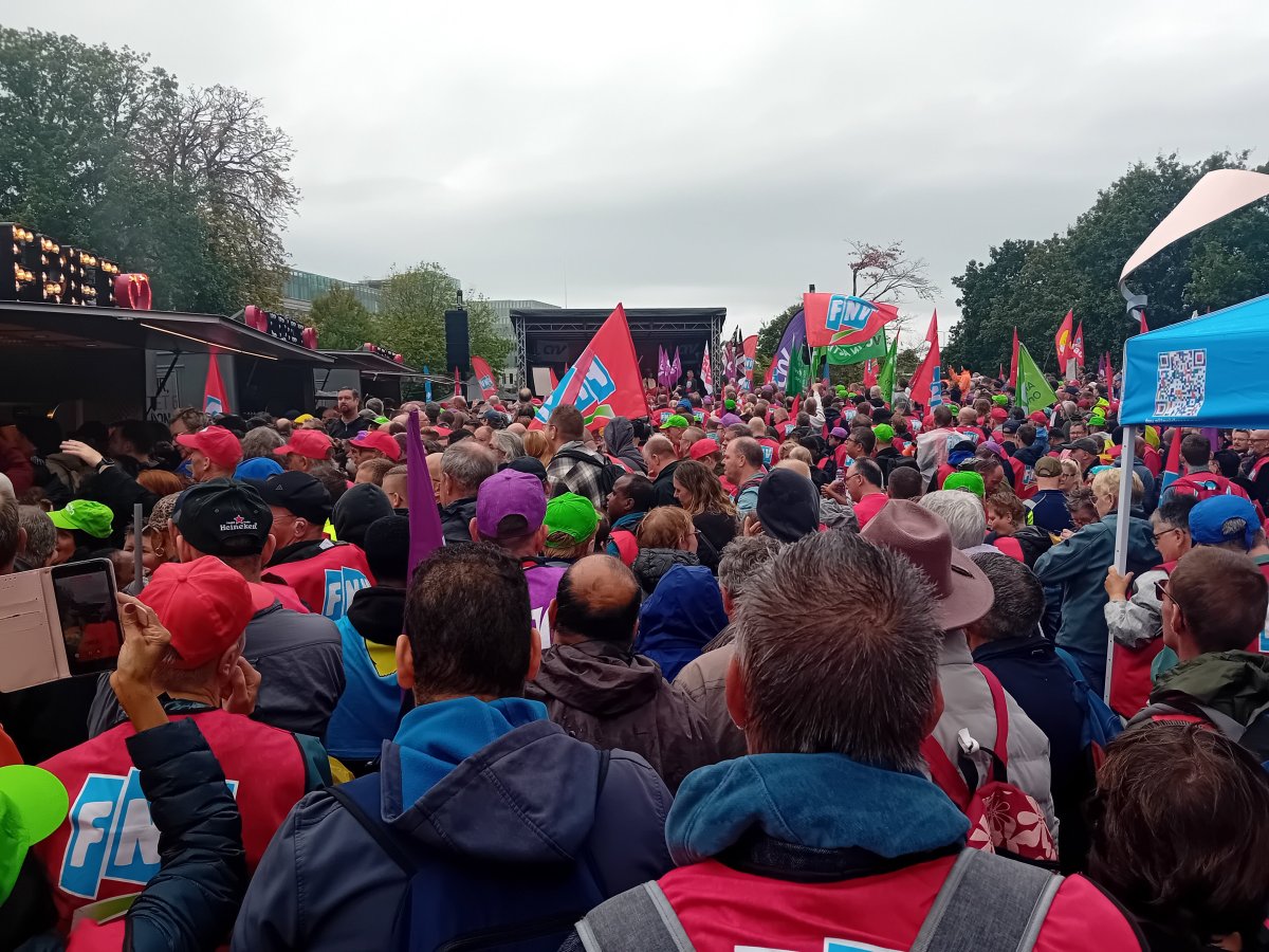 Duizenden werknemers in Nederland protesteren tegen bezuinigingen op de sociale zekerheid