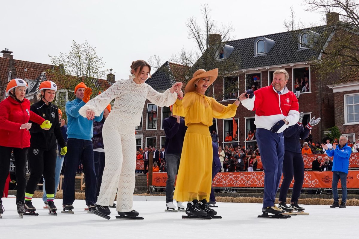 Koning Willem-Alexander sluit Koningsdagviering in Dokkum af.