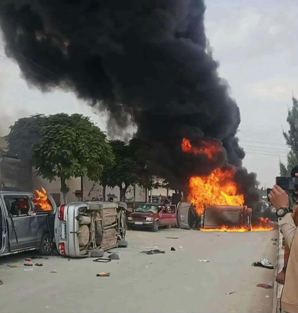 Koerdische families aangevallen bij terugkeer naar huis in Syrië: auto's in brand gestoken onder kreten van ‘Allahu Akbar’